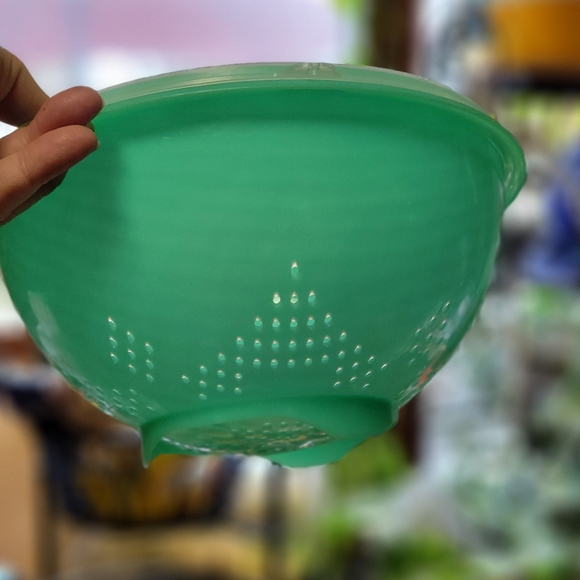 VERY VINTAGE GREEN Tupperware sieve, colander 339-8 with straining lid 516-7 - Picture 2 of 9